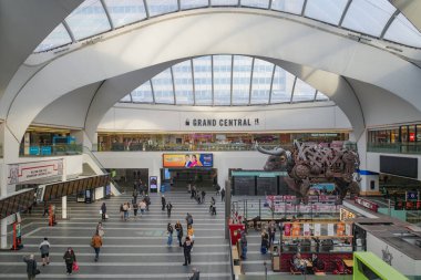 Birmingham, İngiltere - 5 Kasım 2023: Boğa Ozzy ve Birmingham New Street İstasyonu
