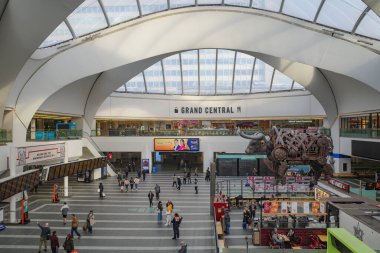 Birmingham, İngiltere - 5 Kasım 2023: Boğa Ozzy ve Birmingham New Street İstasyonu