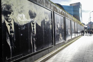 Birmingham, İngiltere - 5 Kasım 2023: 'Made in Birmingham' duvar resmi New Street Station dışında Peaky Blinders televizyon dizisindeki karakterler