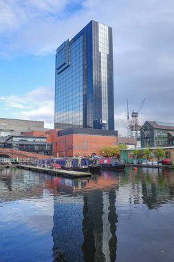 Birmingham, İngiltere - 5 Kasım 2023: Worcester ve Birmingham Kanalı boyunca binalar