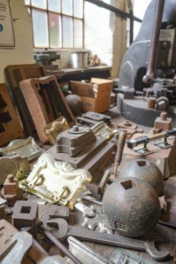 Birmingham, İngiltere - 5 Kasım 2023: Newman Brothers Tabut Fabrikasının Stamp Room 'unda endüstriyel makineler ve metaller. Mücevher Mahallesi, Birmingham.