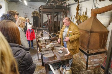 Birmingham, İngiltere - 5 Kasım 2023: Newman Brothers Tabut Fabrikasının Stamp Room 'unda endüstriyel makineler ve metaller. Mücevher Mahallesi, Birmingham.