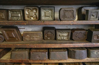 Birmingham, İngiltere - 5 Kasım 2023: Newman Brothers Tabut Fabrikasının Stamp Room 'unda endüstriyel makineler ve metaller. Mücevher Mahallesi, Birmingham.