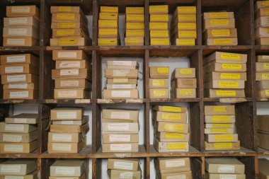 Birmingham, İngiltere - 5 Kasım 2023: Newman Brothers Tabut Fabrikası 'nın ambalaj odasında dekoratif eşyalar. Mücevher Mahallesi, Birmingham.