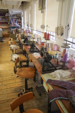 Birmingham, İngiltere - 5 Kasım 2023 Newman Kardeşler Tabut Fabrikası 'nın kefen odası. Mücevher Mahallesi, Birmingham.