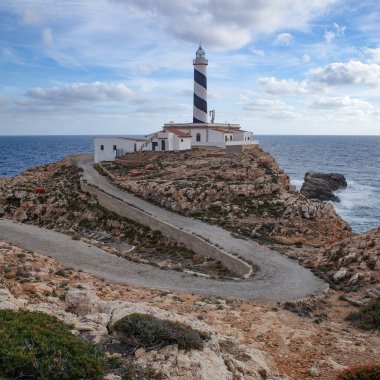 Mallorca, İspanya - 22 Ekim 2023: Mallorca Adası 'ndaki Uzak Cala Figuera Deniz Feneri