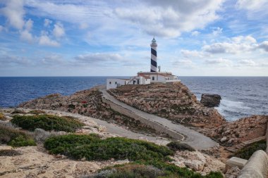 Mallorca, İspanya - 22 Ekim 2023: Mallorca Adası 'ndaki Uzak Cala Figuera Deniz Feneri