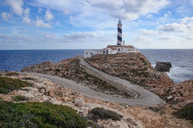 Mallorca, İspanya - 22 Ekim 2023: Mallorca Adası 'ndaki Uzak Cala Figuera Deniz Feneri