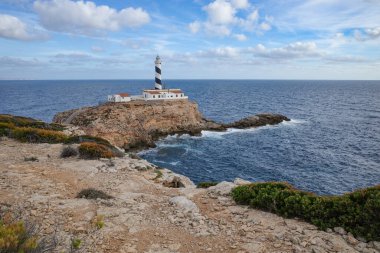 Mallorca, İspanya - 22 Ekim 2023: Mallorca Adası 'ndaki Uzak Cala Figuera Deniz Feneri