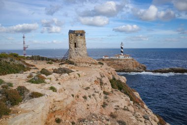 Mallorca, İspanya - 22 Ekim 2023 Mallorca adasındaki Tor de Cala Figuera ve Deniz Feneri