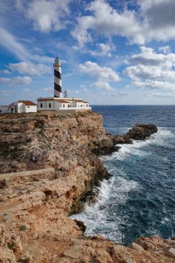 Mallorca, İspanya - 22 Ekim 2023: Mallorca Adası 'ndaki Uzak Cala Figuera Deniz Feneri