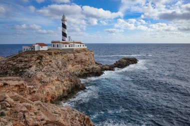 Mallorca, İspanya - 22 Ekim 2023: Mallorca Adası 'ndaki Uzak Cala Figuera Deniz Feneri