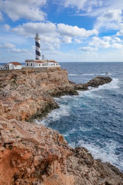 Mallorca, İspanya - 22 Ekim 2023: Mallorca Adası 'ndaki Uzak Cala Figuera Deniz Feneri