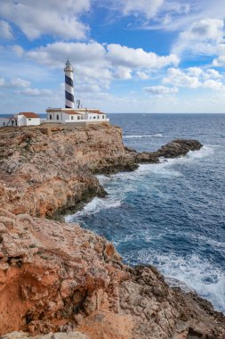 Mallorca, İspanya - 22 Ekim 2023: Mallorca Adası 'ndaki Uzak Cala Figuera Deniz Feneri