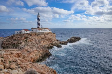 Mallorca, İspanya - 22 Ekim 2023: Mallorca Adası 'ndaki Uzak Cala Figuera Deniz Feneri