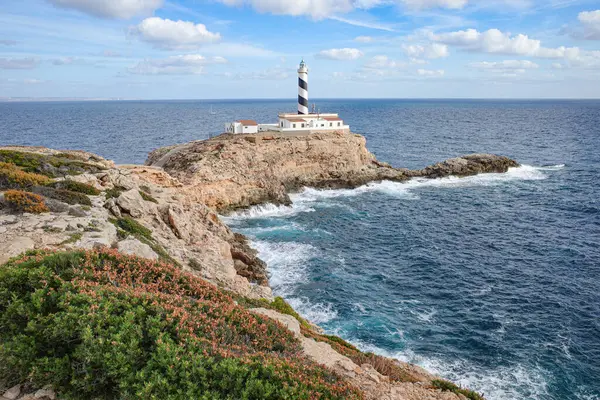 Mallorca, İspanya - 22 Ekim 2023: Mallorca Adası 'ndaki Uzak Cala Figuera Deniz Feneri