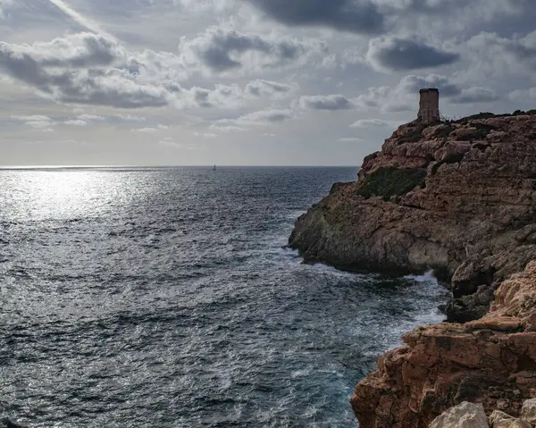 Mallorca, İspanya - 22 Ekim 2023 Mallorca adasındaki Tor de Cala Figuera ve Deniz Feneri