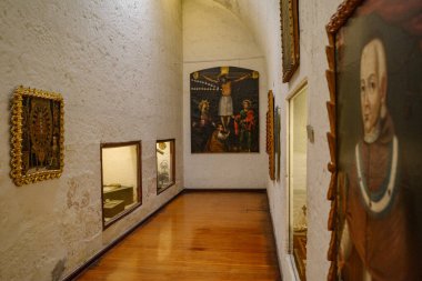 Arequipa, Peru - 4 Aralık 2023: Manastır de Santa Teresa, Arequipa 'da dini sanatlar sergileniyor