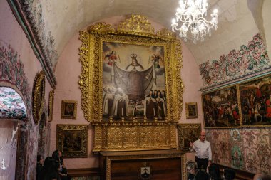 Arequipa, Peru - 4 Aralık 2023: Manastır de Santa Teresa, Arequipa 'da dini sanatlar sergileniyor