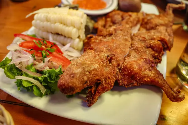 Arequipa, Peru - 4 Aralık 2023: Arequipa 'da bir restoranda geleneksel' Cuy 'domuz yemeği