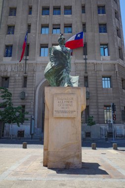 Santiago, Şili - 26 Kasım 2023: Başkan Allende 'nin Plaza de la Constitucion' daki heykeli
