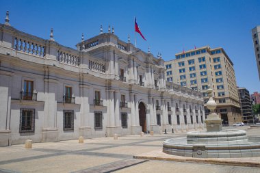 Santiago, Şili - 26 Kasım 2023: Palacio de la Moneda ve Plaza Anayasası
