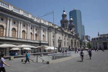 Santiago, Şili - 26 Kasım 2023 Santiago Büyükşehir Katedrali ve Plaza de Armas