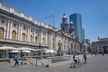 Santiago, Şili - 26 Kasım 2023 Santiago Büyükşehir Katedrali ve Plaza de Armas