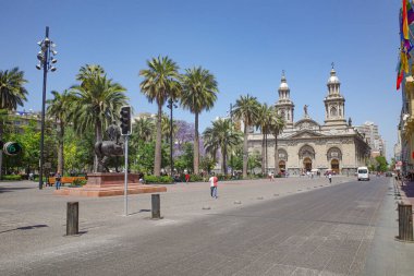 Santiago, Şili - 26 Kasım 2023 Santiago Büyükşehir Katedrali ve Plaza de Armas