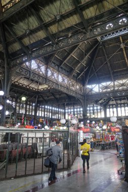 Santiago, Şili - 26 Kasım 2023: Santiago şehir merkezindeki tarihi Mercado Merkezi