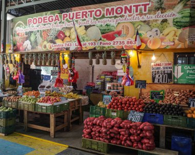Santiago, Şili - 26 Kasım 2023: Santiago şehir merkezindeki Mercado La Vega 'da taze meyve ve sebzeler satılıyor
