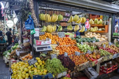Santiago, Şili - 26 Kasım 2023: Santiago şehir merkezindeki Mercado La Vega 'da taze meyve ve sebzeler satılıyor