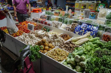 Santiago, Şili - 26 Kasım 2023: Santiago şehir merkezindeki Mercado La Vega 'da taze meyve ve sebzeler satılıyor