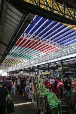 Santiago, Şili - 26 Kasım 2023: Santiago 'nun merkezindeki Mercado La Vega' da alışveriş yapan kalabalık