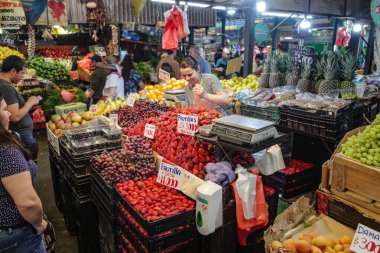 Santiago, Şili - 26 Kasım 2023: Santiago şehir merkezindeki Mercado La Vega 'da taze meyve ve sebzeler satılıyor