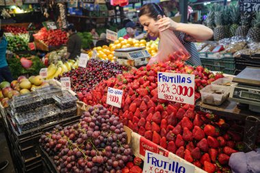 Santiago, Şili - 26 Kasım 2023: Santiago şehir merkezindeki Mercado La Vega 'da taze çilek satışı