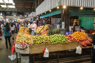 Santiago, Şili - 26 Kasım 2023: Santiago şehir merkezindeki Mercado La Vega 'da taze meyve ve sebzeler satılıyor