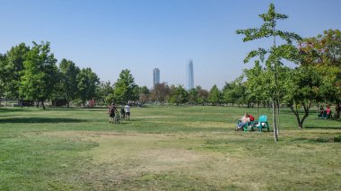 Santiago, Şili - 26 Kasım 2023: Santiago şehir merkezindeki Bicentenario Parkı