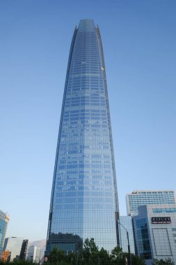 Santiago, Şili - 25 Kasım 2023: Santiago şehir merkezindeki Costanera Merkez Kulesi