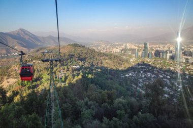 Santiago, Şili - 25 Kasım 2023: Santiago, Şili 'deki San Cristobal Teleferico Kablo Arabasından görüntüler