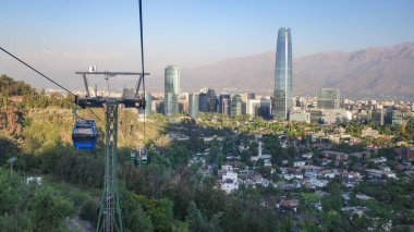 Santiago, Şili - 25 Kasım 2023: Santiago, Şili 'deki San Cristobal Teleferico Kablo Arabasından görüntüler
