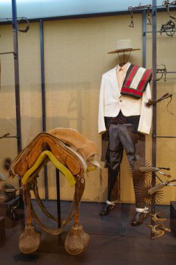 Santiago, Şili - 25 Kasım 2023: Andino Müzesi, Vina Santa Rita 'da geleneksel ata binme objeleri sergileniyor