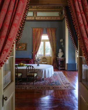 Santiago, Şili - 25 Kasım 2023 Santa Rita Vineyards, Santiago 'daki Casa Real Oteli' nde Bilardo Masası