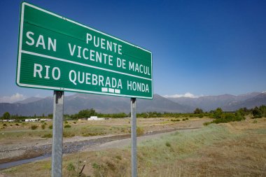 Santiago, Şili - 24 Kasım 2023: And Dağları 'nın altındaki Maipo Şarap Bölgesi' nde bir nehir üzerinde köprü