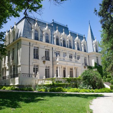 Pirque, Şili - 24 Kasım 2023: Şili yakınlarındaki Las Majadas Hotel 'de Fransız tarzı Chateau Gardens