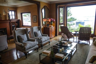 Valparaiso, Şili - 28 Kasım 2023: Tarihi Valaparaiso limanındaki Casa Higueras Oteli 'nde teras ve havuz