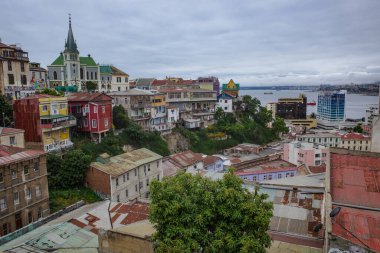Valparaiso, Şili - 28 Kasım 2023: Mirador tarihi Valparaiso limanının tepeleri üzerindeki bakış açısı