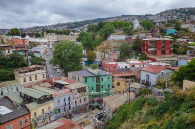 Valparaiso, Şili - 28 Kasım 2023: Mirador tarihi Valparaiso limanının tepeleri üzerindeki bakış açısı