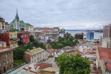 Valparaiso, Şili - 28 Kasım 2023: Mirador tarihi Valparaiso limanının tepeleri üzerindeki bakış açısı