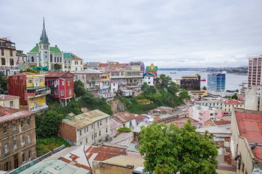 Valparaiso, Şili - 28 Kasım 2023: Mirador tarihi Valparaiso limanının tepeleri üzerindeki bakış açısı